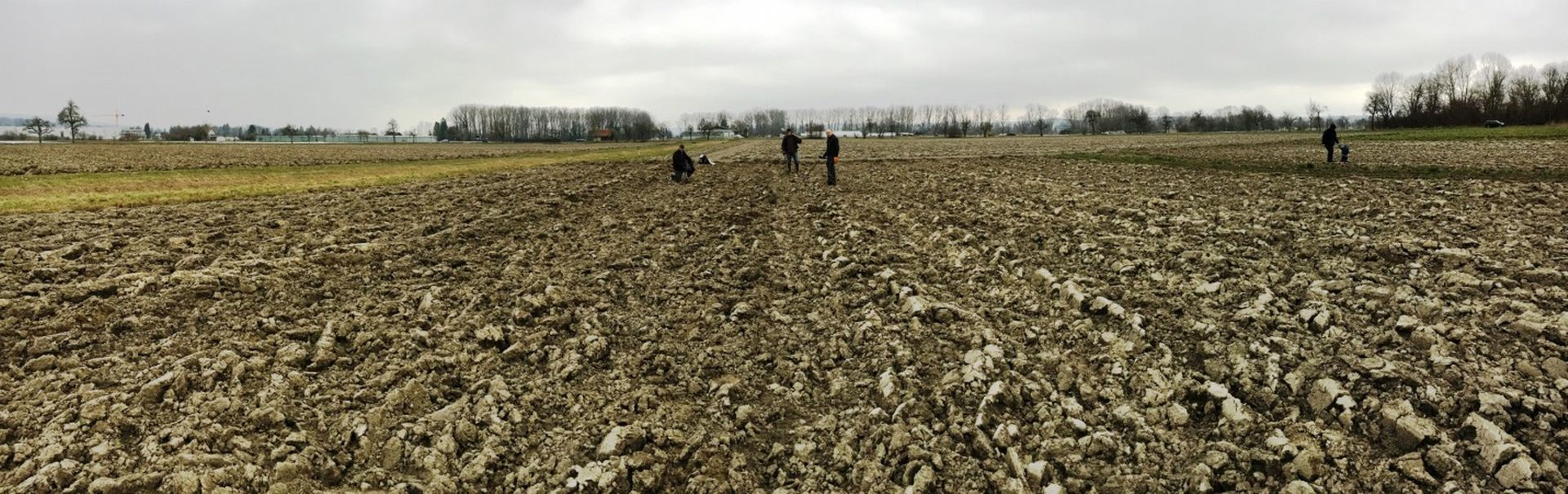 Die glücklichen Finder auf einem Feld in Tägerwilen. Photo credits: © 2018 Amt für Archäologie des Kantons Thurgau (Foto: Urs Leuzinger).