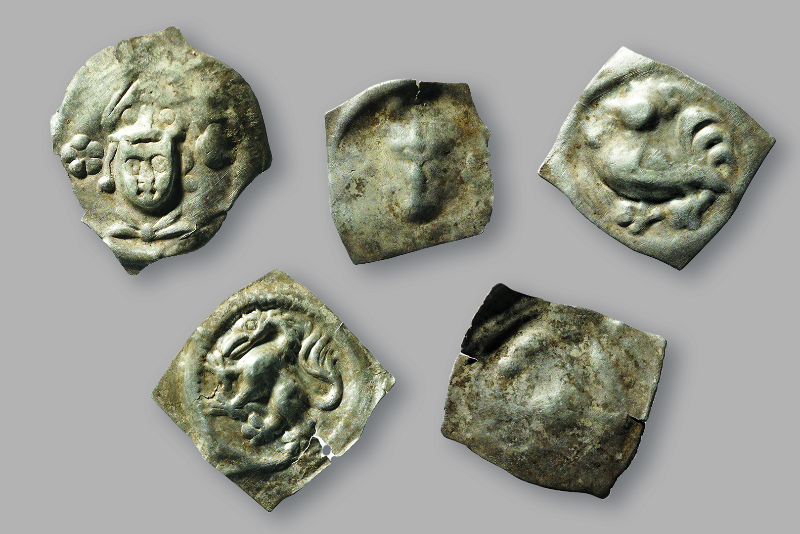 Fünf mittelalterliche Pfennige (Breite ca. 1,6 cm), sog. Brakteaten, aus dem Umfeld der Ruine Madeln. Foto: Archäologie Baselland.