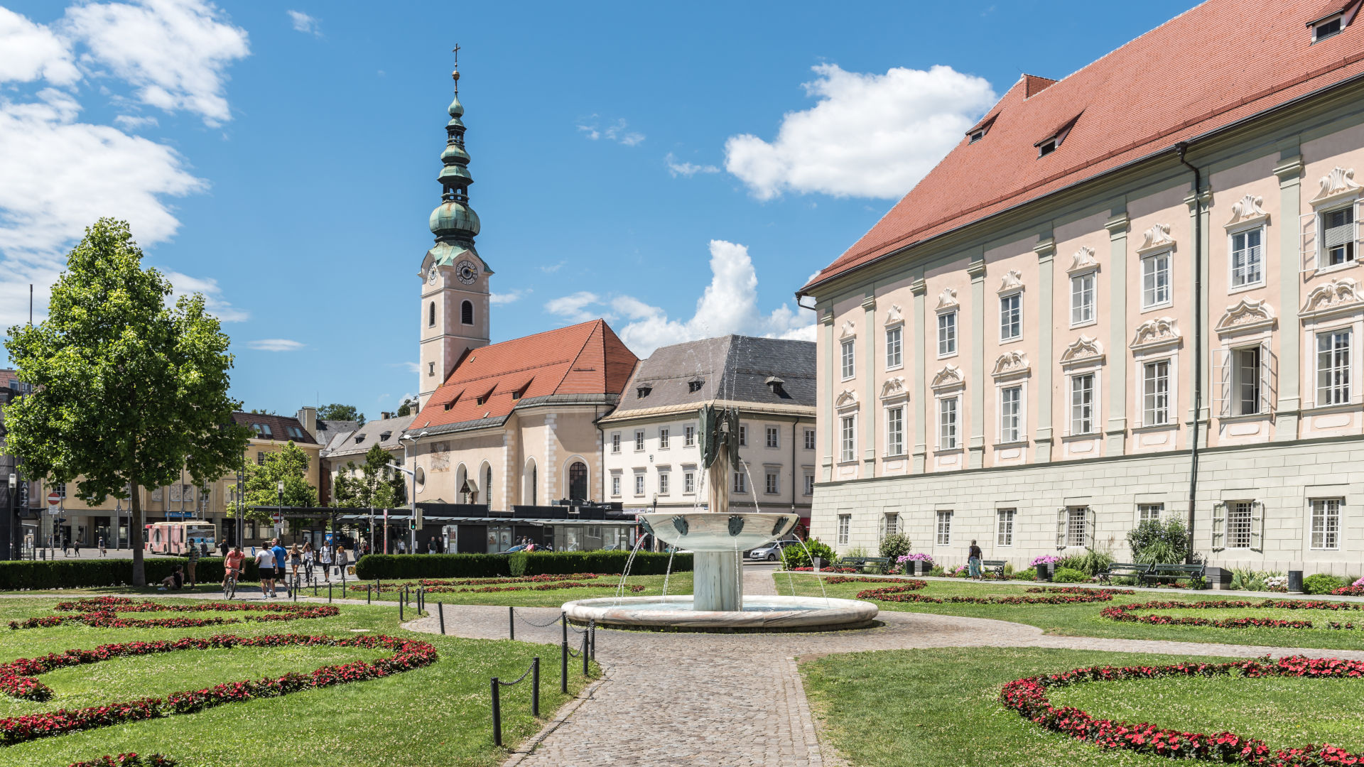 Klagenfurt, Heiligengeistkirche, Brunnen «Der Gesang» und Landhaus