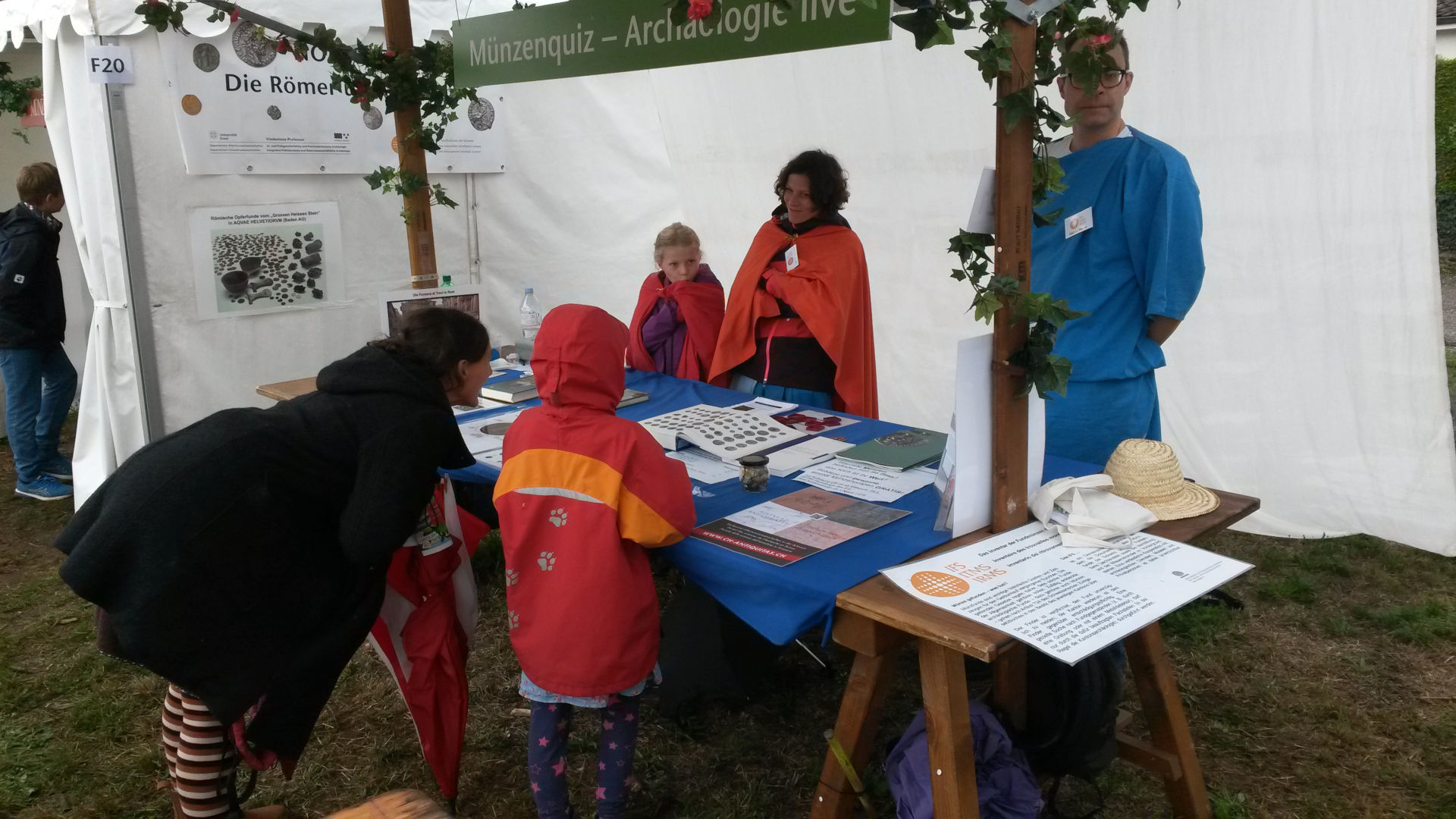 Der trotz Regen gut besuchte Stand des IFS am Römerfest Augusta Raurica